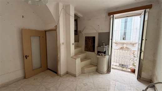 Casa Indipendente Su 3 Livelli Oltre Locale Al Piano Terra e Cantina.